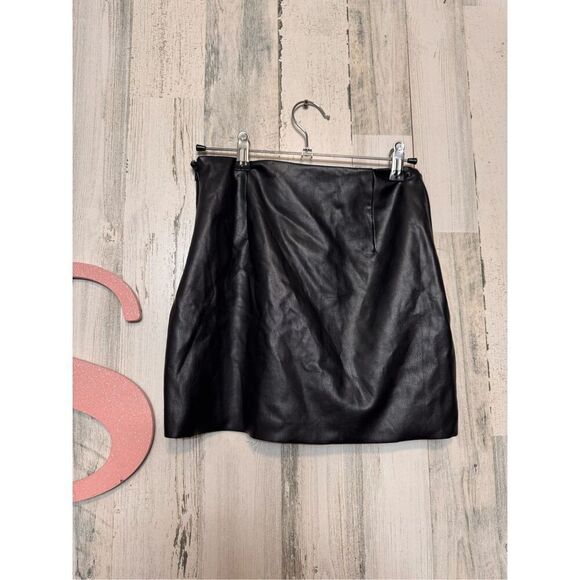 Forever 21 faux leather skirt size XS - Picture 6 of 6